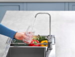 Podzlewowy filtr PHILIPS AUT8990/10 zamontowany w kuchni
